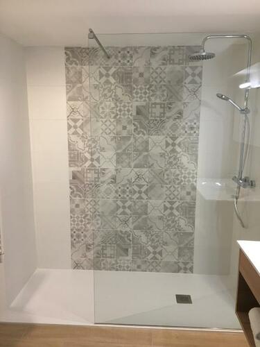 Salle de bain équipée de douche à l'italienne, sèche cheveux et sèche serviettes